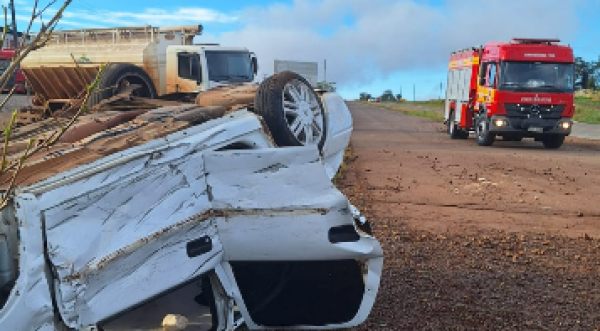 Carro capota na BR-163 e deixa duas pessoas feridas