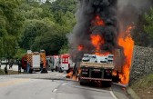 Caminhão pega fogo, dois morrem e oito ficam feridos em acidente na BR-282