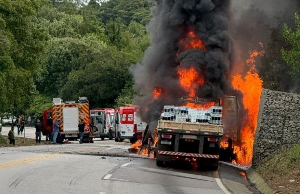 Caminhão pega fogo, dois morrem e oito ficam feridos em acidente na BR-282