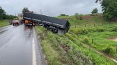 Saída de pista envolvendo uma carreta é registrado na BR-163