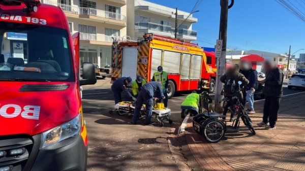 Mulher em cadeira de rodas é atropelada por carro no centro