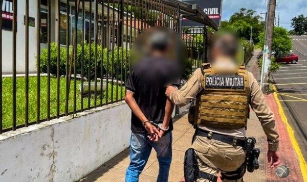 Homem embriagado vai até o batalhão da PM realizar denúncia, sai dirigindo e acaba preso