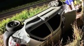 Capotamento na PR-566 deixa duas pessoas feridas