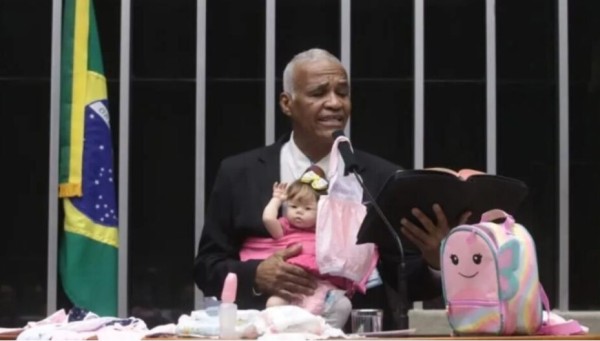 Deputado discursa com bebê reborn no colo e afirma que boneca é neta dele: “Não é pecado”