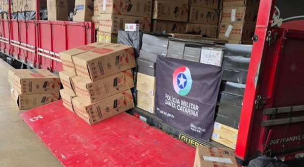 Polícia Militar apreende caminhão carregado com cigarros paraguaios e vinhos argentinos