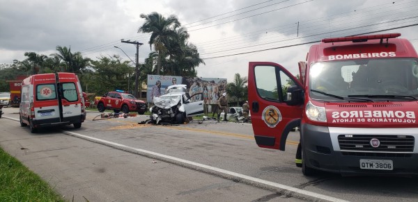 Mulher não sobrevive após grave colisão em SC
