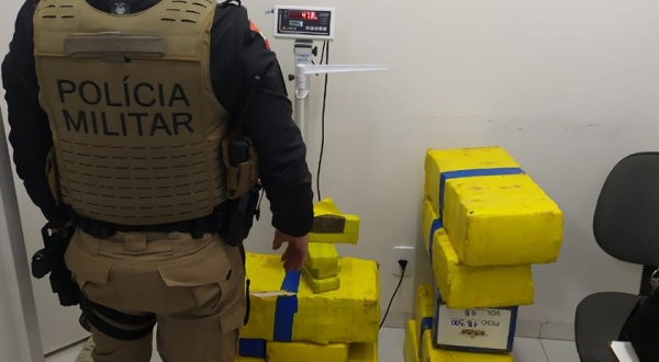 Motorista capota veículo após perseguição e abandona carro com drogas