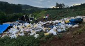 Caminhão sai da pista, tomba e motorista fica ferido no Oeste de SC
