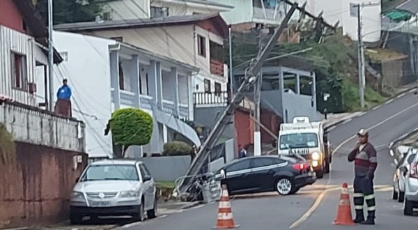 Carro colide contra poste de energia elétrica em Joaçaba
