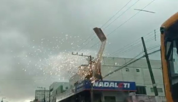 Zinco atinge rede elétrica e automóvel durante temporal