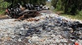 Carregado com bebidas, caminhão de Guaraciaba tomba na SC 163