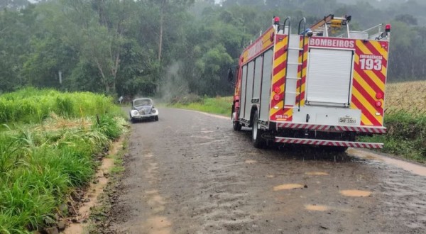 Fusca é destruído por incêndio no interior