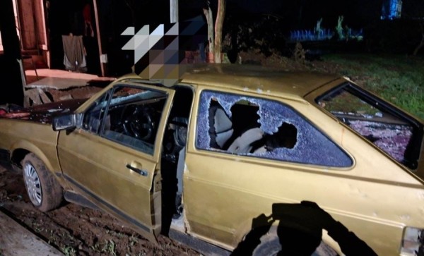 Homem embriagado destrói móveis, veículos e ameaça o próprio pai
