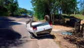 Idoso de 72 anos perde controle do veículo e capota em Riqueza
