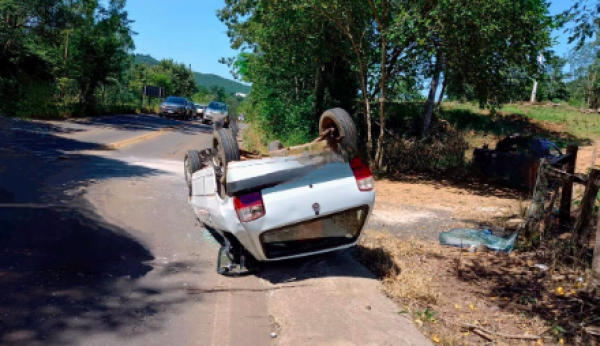 Idoso de 72 anos perde controle do veículo e capota em Riqueza