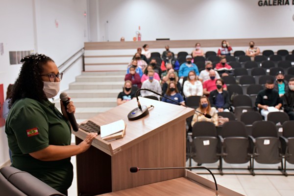 Professora e alunas da Escola Santa Rita apresentam na Câmara resultados do projeto "O nosso lixo de cada dia"
