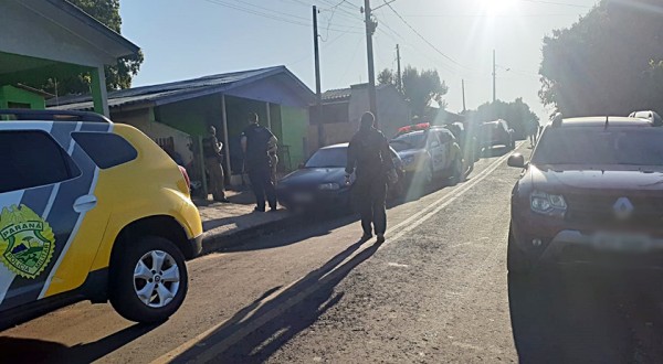 Policiais cumprem mandados de busca apreensão e prisão contra suspeitos de praticarem tráfico de drogas