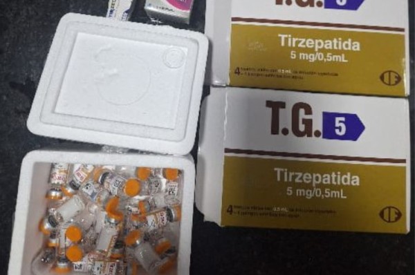 Dezenas de ampolas de Mounjaro são apreendidas em automóvel no Oeste