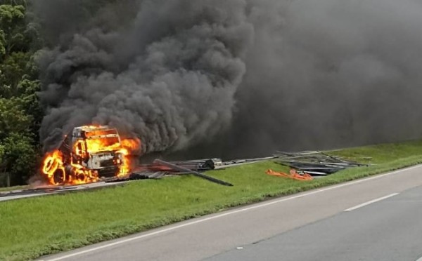 Carreta fica destruída por incêndio na BR-101
