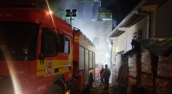 Incêndio atinge fábrica de móveis