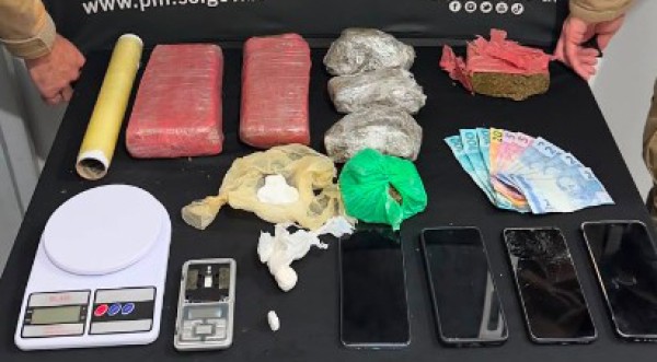 Polícia Militar desarticula ponto de tráfico e apreende mais de 2,6 quilos de drogas em ação em São José do Cedro e São Miguel Do Oeste