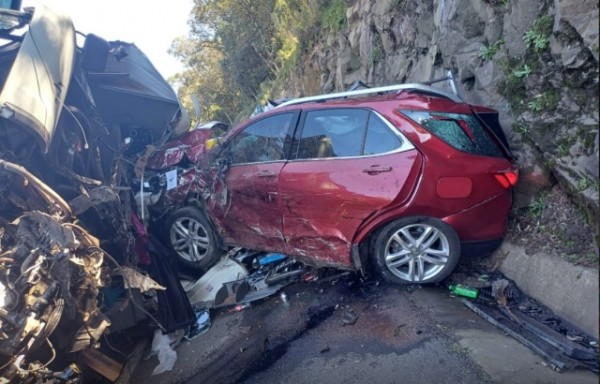 Acidente entre carretas e carros deixa quatro pessoas gravemente feridas em SC