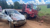 Colisão entre carro e caminhão deixa duas pessoas feridas no interior