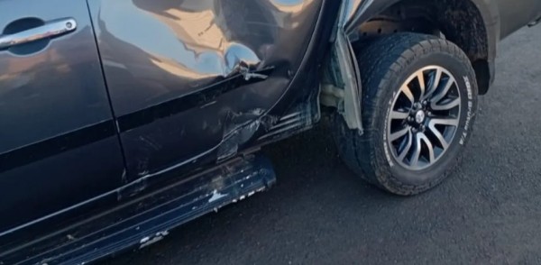 Colisão entre moto e caminhonete deixa homem ferido