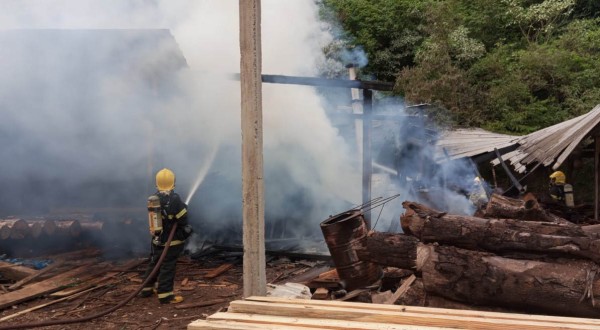 Incêndio de grandes proporções atinge indústria de madeiras e mobiliza bombeiros na Linha Anta Gorda