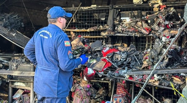 Após incêndio, famílias retiram pertences de prédio