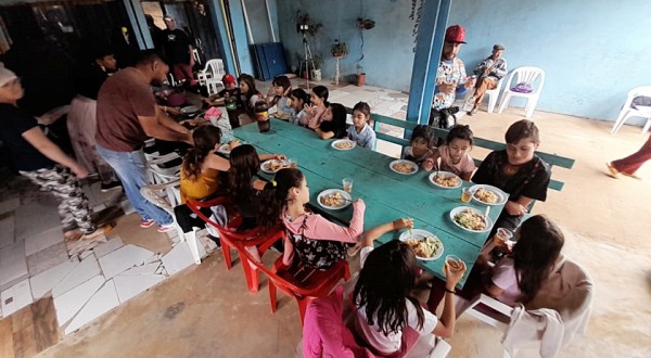 Casal de pastores realizam trabalho social com crianças carentes na Linha Jacob Maran