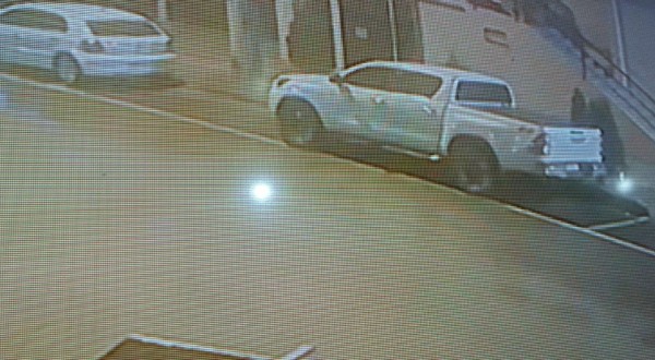 Caminhonete é furtada em frente à APAC no centro de Barracão; ação foi registrada por câmeras