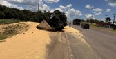 Reboque de carreta carregada se desprende e tomba às margens da BR-163