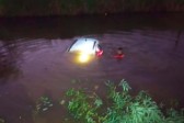 Carro é encontrado abandonado dentro de açude