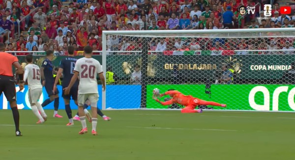Espanha vence com frango de Muslera, elimina Uruguai e avança como líder
