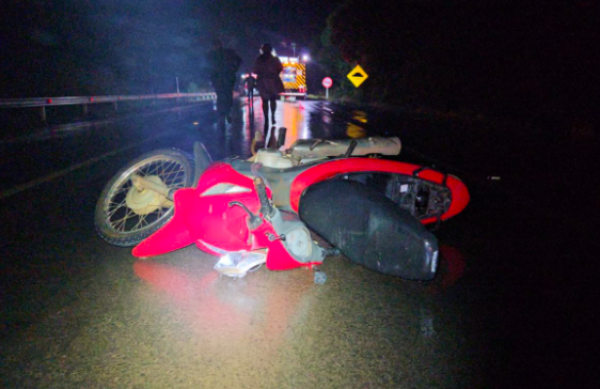 Motociclista atropela ciclistas e morre arrastado por carro em rodovia