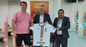 Diretor de Esportes entrega camiseta oficial do DME a dirigentes da Cresol