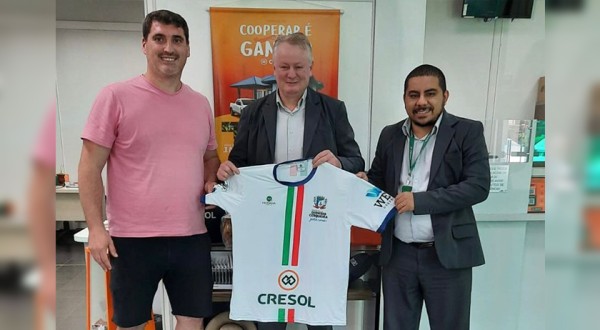 Diretor de Esportes entrega camiseta oficial do DME a dirigentes da Cresol