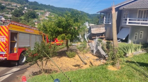 Motorista perde controle da direção e invade quintal de residência com caminhão