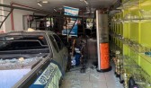Durante convulsão, motorista perde controle da direção e invade loja com veículo