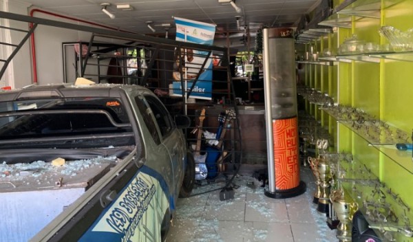 Durante convulsão, motorista perde controle da direção e invade loja com veículo