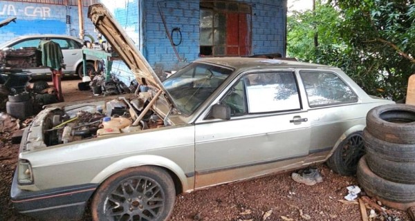 Homem é encontrado morto dentro de veículo em oficina na Rua Catanduvas