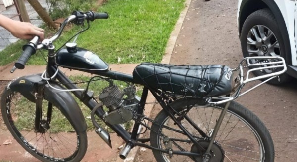 Adolescente é flagrado conduzindo bicicleta motorizada irregular no centro da cidade