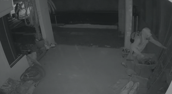 Câmera flagra furto de escada em obra na região da antiga aduana de cargas