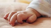 Bebê é salva após se engasgar com leite materno