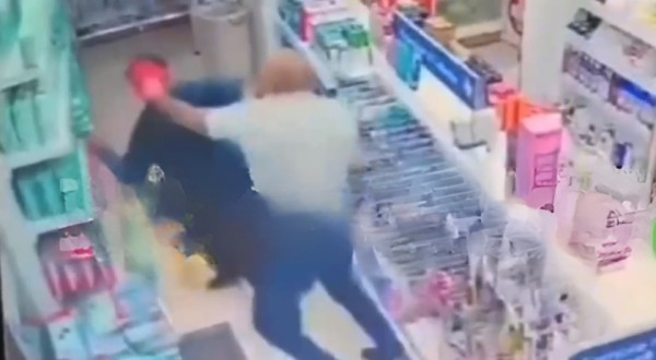 Bandido é espancado por comerciante