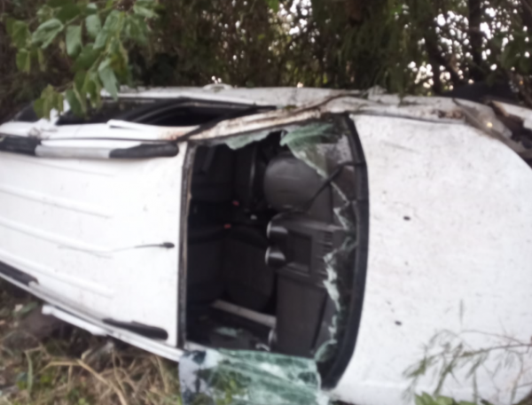 Carro sai da pista na BR-163 e motorista fica ferido
