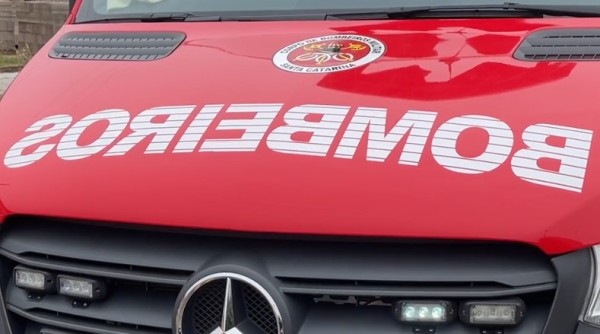 Acidente entre dois veículos deixa adolescente ferida na SC-160