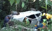 Carro cai de ribanceira e deixa 4 pessoas feridas