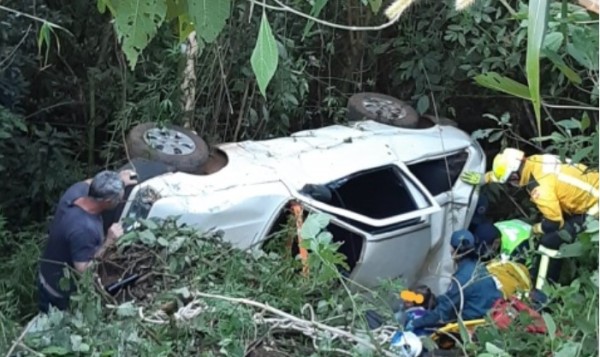 Carro cai de ribanceira e deixa 4 pessoas feridas